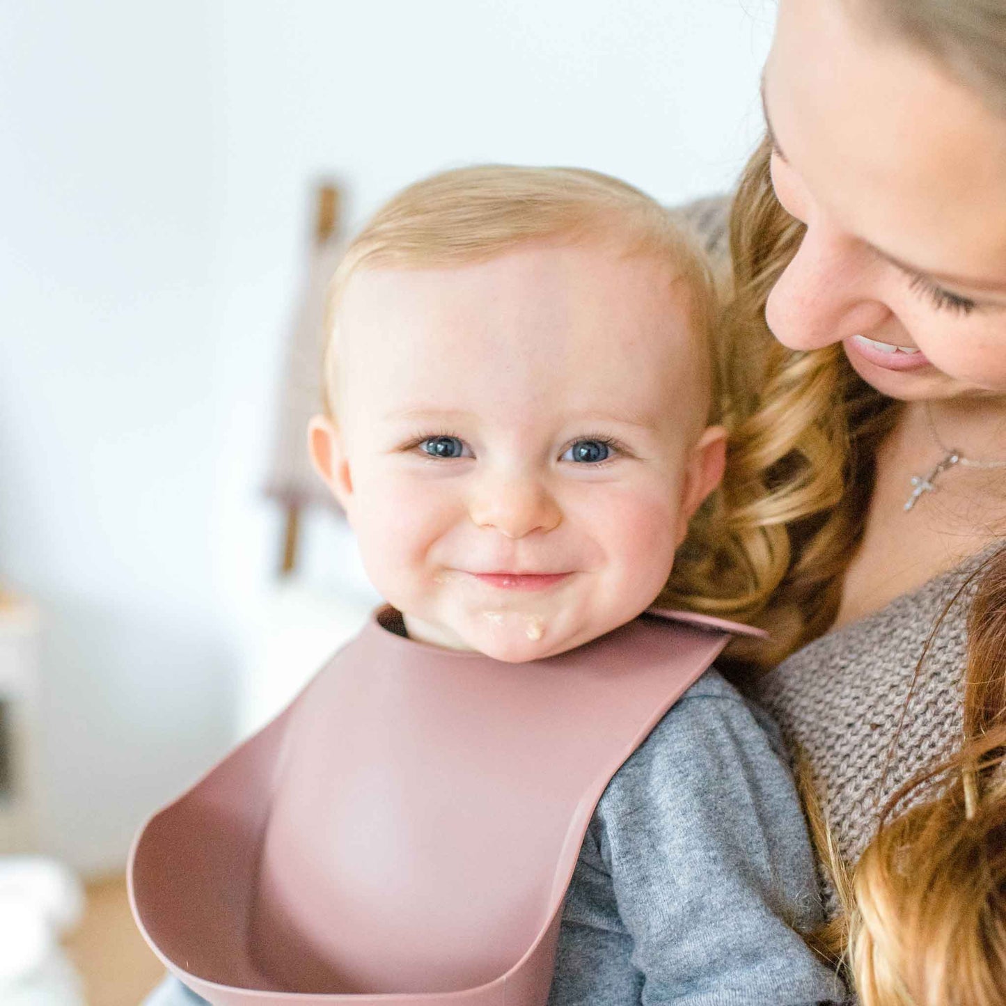 silicone bucket bib, baby feeding bib, silicone pocket bib, mauve baby bib